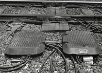 170552 Afbeelding van twee smoorspoelen (railspoelen) bij een spoorlijn.